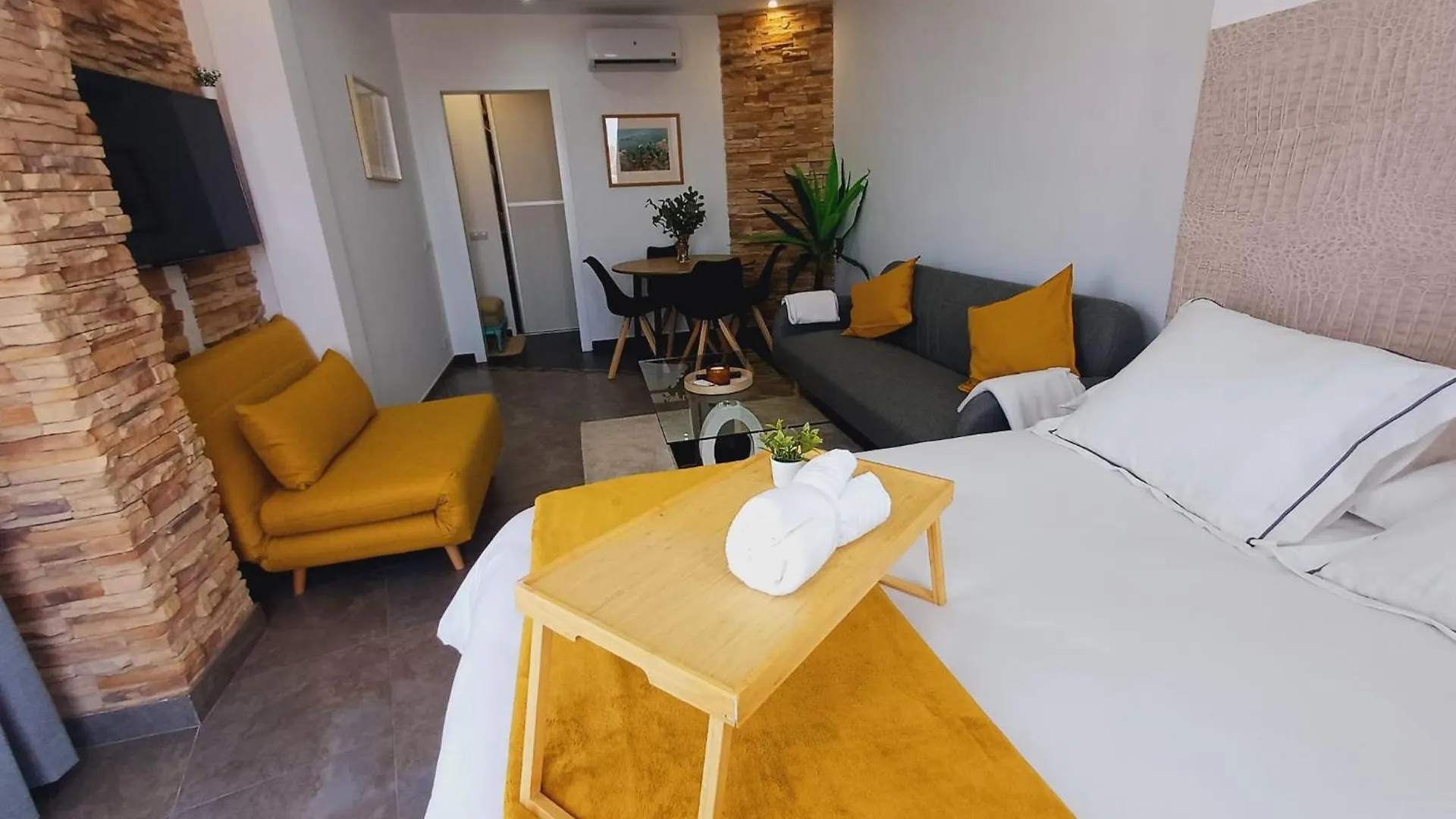 Acogedor Apartamento Con Vistas Al Mar Y Montana Torremolinos Apartman